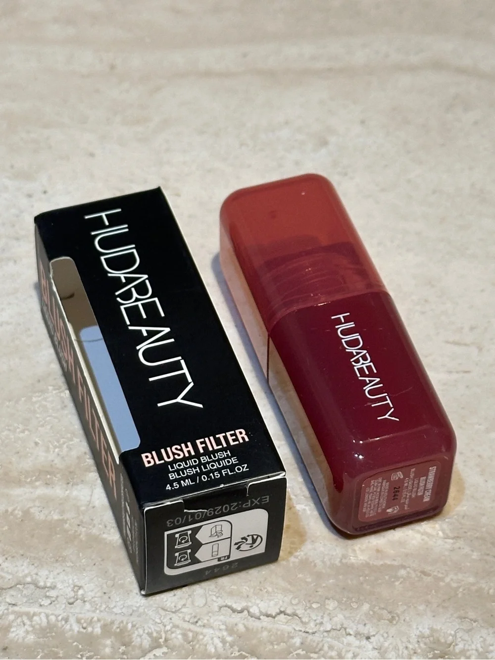 HUDA BEAUTY Blush Filter Soft Glow Liquid Blush Strawberry Cream